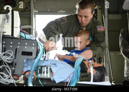 Die Wyoming National Guard öffnete seine Türen für die Öffentlichkeit 26. Juli als Teil eines Cheyenne Frontier Days Tradition. Unsere Besucher haben mit ihrer militärischen Nachbarn zu vermischen, Flugzeuge und taktische Fahrzeuge erkunden, tolles Essen, treffen die US Air Force Thunderbirds und der U.S. Navy Seals Fallschirm Team unter vielen anderen Highlights. Hier ist ein Blick zurück auf den Tag. (Wyoming Army National Guard Foto von Sgt. 1. Klasse Jimmy McGuire) 170726-Z-CG 686-0090 durch wyoguard Stockfoto