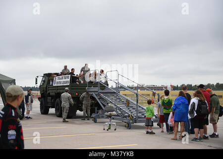 Die Wyoming National Guard öffnete seine Türen für die Öffentlichkeit 26. Juli als Teil eines Cheyenne Frontier Days Tradition. Unsere Besucher haben mit ihrer militärischen Nachbarn zu vermischen, Flugzeuge und taktische Fahrzeuge erkunden, tolles Essen, treffen die US Air Force Thunderbirds und der U.S. Navy Seals Fallschirm Team unter vielen anderen Highlights. Hier ist ein Blick zurück auf den Tag. (Wyoming Army National Guard Foto von Sgt. 1. Klasse Jimmy McGuire) 170726-Z-CG 686-0097 durch wyoguard Stockfoto