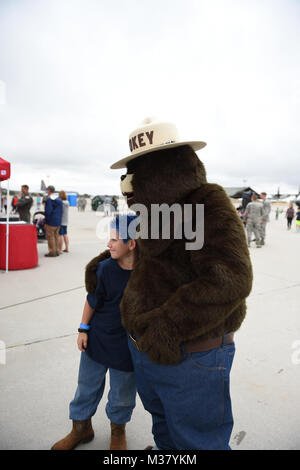 Die Wyoming National Guard öffnete seine Türen für die Öffentlichkeit 26. Juli als Teil eines Cheyenne Frontier Days Tradition. Unsere Besucher haben mit ihrer militärischen Nachbarn zu vermischen, Flugzeuge und taktische Fahrzeuge erkunden, tolles Essen, treffen die US Air Force Thunderbirds und der U.S. Navy Seals Fallschirm Team unter vielen anderen Highlights. Hier ist ein Blick zurück auf den Tag. (Wyoming Army National Guard Foto von Sgt. 1. Klasse Jimmy McGuire) 170726-Z-CG 686-0103 durch wyoguard Stockfoto