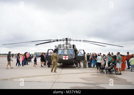 Die Wyoming National Guard öffnete seine Türen für die Öffentlichkeit 26. Juli als Teil eines Cheyenne Frontier Days Tradition. Unsere Besucher haben mit ihrer militärischen Nachbarn zu vermischen, Flugzeuge und taktische Fahrzeuge erkunden, tolles Essen, treffen die US Air Force Thunderbirds und der U.S. Navy Seals Fallschirm Team unter vielen anderen Highlights. Hier ist ein Blick zurück auf den Tag. (Wyoming Army National Guard Foto von Sgt. 1. Klasse Jimmy McGuire) 170726-Z-CG 686-0110 durch wyoguard Stockfoto