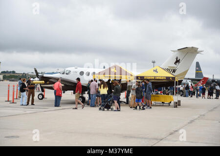 Die Wyoming National Guard öffnete seine Türen für die Öffentlichkeit 26. Juli als Teil eines Cheyenne Frontier Days Tradition. Unsere Besucher haben mit ihrer militärischen Nachbarn zu vermischen, Flugzeuge und taktische Fahrzeuge erkunden, tolles Essen, treffen die US Air Force Thunderbirds und der U.S. Navy Seals Fallschirm Team unter vielen anderen Highlights. Hier ist ein Blick zurück auf den Tag. (Wyoming Army National Guard Foto von Sgt. 1. Klasse Jimmy McGuire) 170726-Z-CG 686-0116 durch wyoguard Stockfoto