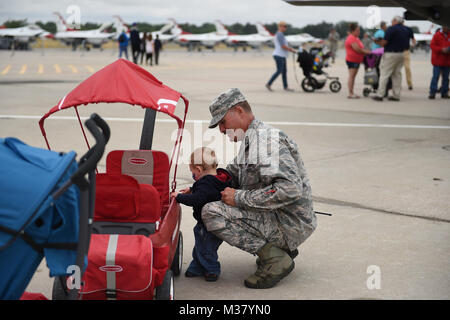 Die Wyoming National Guard öffnete seine Türen für die Öffentlichkeit 26. Juli als Teil eines Cheyenne Frontier Days Tradition. Unsere Besucher haben mit ihrer militärischen Nachbarn zu vermischen, Flugzeuge und taktische Fahrzeuge erkunden, tolles Essen, treffen die US Air Force Thunderbirds und der U.S. Navy Seals Fallschirm Team unter vielen anderen Highlights. Hier ist ein Blick zurück auf den Tag. (Wyoming Army National Guard Foto von Sgt. 1. Klasse Jimmy McGuire) 170726-Z-CG 686-0122 durch wyoguard Stockfoto