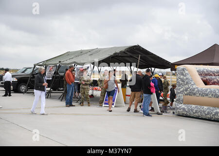 Die Wyoming National Guard öffnete seine Türen für die Öffentlichkeit 26. Juli als Teil eines Cheyenne Frontier Days Tradition. Unsere Besucher haben mit ihrer militärischen Nachbarn zu vermischen, Flugzeuge und taktische Fahrzeuge erkunden, tolles Essen, treffen die US Air Force Thunderbirds und der U.S. Navy Seals Fallschirm Team unter vielen anderen Highlights. Hier ist ein Blick zurück auf den Tag. (Wyoming Army National Guard Foto von Sgt. 1. Klasse Jimmy McGuire) 170726-Z-CG 686-0126 durch wyoguard Stockfoto