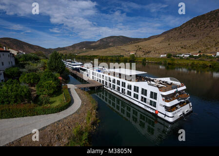 Douro Valley Landschaft mit dem Flusskreuzfahrtschiff Douro Spirit, das am Pier in Barca D'Alva, Portugal, Europa, festgemacht ist Stockfoto