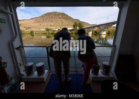 Touristen, die die Landschaft des Douro-Tals vom Kreuzfahrtschiff Douro Spirit genießen, während sie im Dorf Barca D'Alva, Portugal, Europa, festmachen Stockfoto