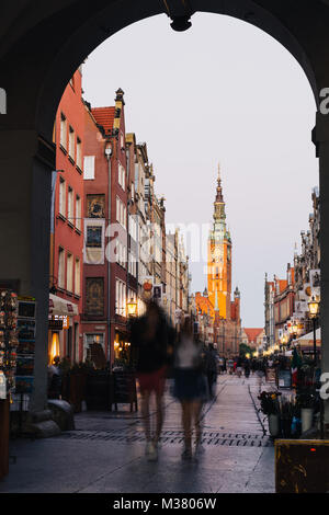 Danzig, Polen - 11. September 2016: Das Rathaus und die Long Lane am Abend wie von Golden Gate gesehen, Danziger Altstadt. Stockfoto