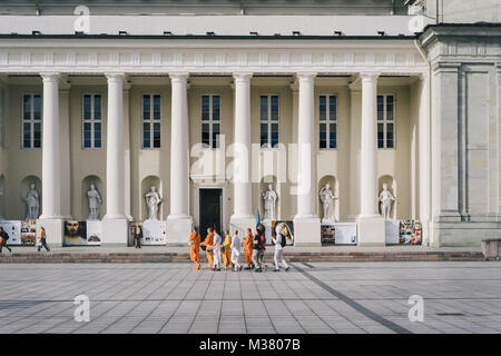 Vilnius, Litauen - 7. September 2016: Eine Gruppe von Hare Krishnas singen und tanzen, während sie durch den Cathedral Square, Altstadt von Vilnius Stockfoto