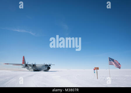 Ein Ski - ausgestattete LC-130 Hercules-transportflugzeuge, mit der 109 Airlift Wing, die Taxis zum skiway am Raven Camp, Grönland, 30. Juli 2017. Die 109 th kibirds' sind die nur Ski ausgerüsteten Flugzeugen, die in der Departement für Verteidigung. (U.S. Air Force Foto von Tech. Sgt. Greg C. Biondo/Freigegeben) 170730-F-FA 171-031 durch AirmanMagazine Stockfoto