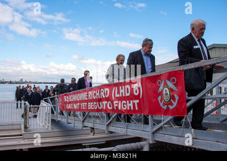 170829-N-TH 560-230 MELBOURNE, Australien (Aug. 29, 2017) Mitglieder des Melbourne Community Board das Amphibisches Schiff USS BONHOMME RICHARD (LHD 6) Für ein Schiff Tour. Bonhomme Richard, dem Flaggschiff der Bonhomme Richard Expeditionary Strike Group (ESG), ist in Melbourne für eine geplante Hafen besuchen. Während der Begehung, Bonhomme Richard Wirt Schiff Touren und die Kultur der Stadt erleben. (U.S. Marine Foto von Mass Communication Specialist 2. Klasse Jeanette Mullinax/Freigegeben) Mitglieder des Melbourne Gemeinschaft Tour die USS BONHOMME RICHARD von # FIRMA PACOM Stockfoto