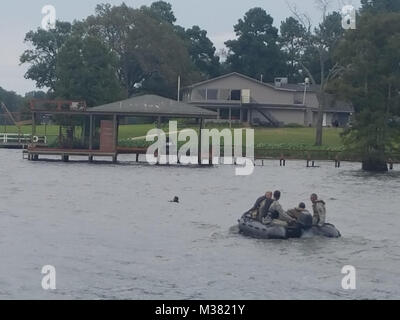 Mitglieder aus der Louisiana National Guard Task Force Warrior Wasserrettung mit Zodiacs an den See in Caddo Pfarrei Proben für mögliche Such- und Rettungseinsätze, 29. August 2017. (U.S. Army National Guard Foto: Staff Sgt. Davis) 170829-Z-XX 999-001 durch Louisiana National Guard Stockfoto