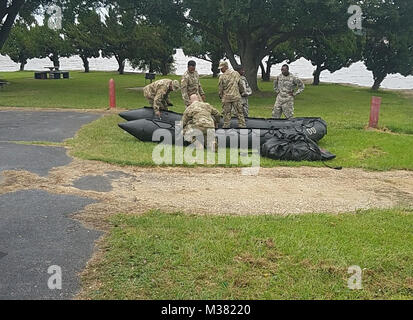 Mitglieder aus der Louisiana National Guard Task Force Warrior ein Zodiac für ISAR Proben im Kreuz See in Caddo Pfarrei für mögliche Such- und Rettungseinsätze, 29. August 2017 vorbereiten. (U.S. Army National Guard Foto: Staff Sgt. Davis) 170829-Z-XX 999-002 durch Louisiana National Guard Stockfoto