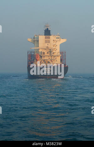 Das kleine Containerschiff BINDIIPSA verlässt den East Lamma Channel in Hongkong, China Stockfoto