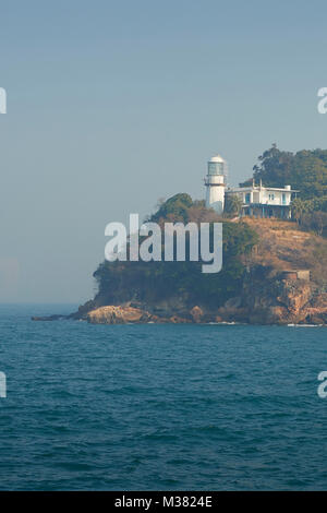 Das Historische Grüne Insel Leuchtturm auf der westlichen Punkt der Grünen Insel, Victoria Harbour und Hong Kong. Stockfoto