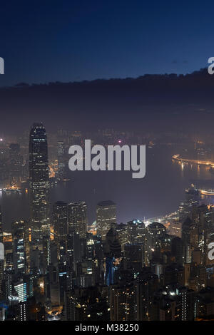 Nacht Blick auf die Hong Kong Skyline gesehen von der Spitze. Stockfoto