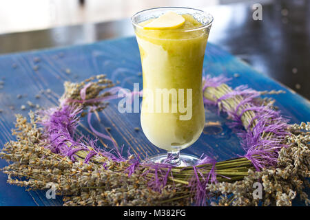 Apfelsorbet in ein hohes Glas mit dem Lavendel Stockfoto