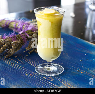 Apfelsorbet in ein hohes Glas mit dem Lavendel Stockfoto