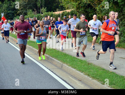 Calhoun, Ga., Sept. 30, 2017 - Läufer beteiligen sich an der 6. jährlichen Angriff auf Kennesaw Mountain 5 K. Der Lauf findet im Kennesaw Mountain National Battlefield Park und erinnert an den 42 Georgia Army National Guard Soldaten während der globale Krieg gegen den Terrorismus verloren von 2001 zu präsentieren. Georgien National Guard Foto vom Kapitän Charlie Emmons/Freigegeben gedrängtes Feld durch Georgia National Guard Stockfoto