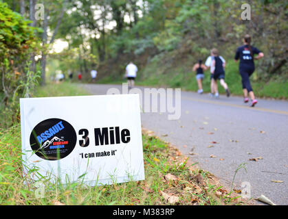 Calhoun, Ga., Sept. 30, 2017 - Läufer beteiligen sich an der 6. jährlichen Angriff auf Kennesaw Mountain 5 K. Der Lauf findet im Kennesaw Mountain National Battlefield Park und erinnert an den 42 Georgia Army National Guard Soldaten während der globale Krieg gegen den Terrorismus verloren von 2001 zu präsentieren. Georgien National Guard Foto vom Kapitän Charlie Emmons/freigegeben ich es durch Georgia Nationalgarde machen können Stockfoto