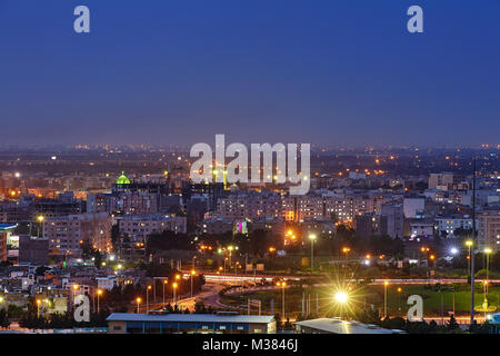 Teheran, Iran - 27. April 2017: Blick von oben auf einen iranischen Stadt mit niedrigen Gebäuden in der Nacht. Stockfoto