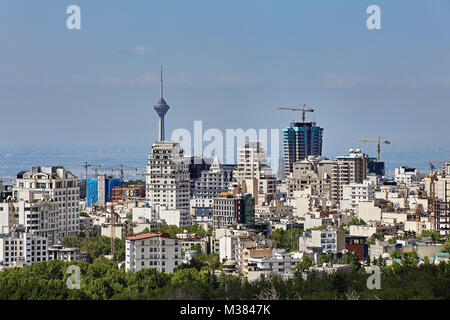 Teheran, Iran - 28. April 2017: Blick von oben auf die Baustelle, turmkrane und den hohen und niedrigen Gebäuden. Stockfoto