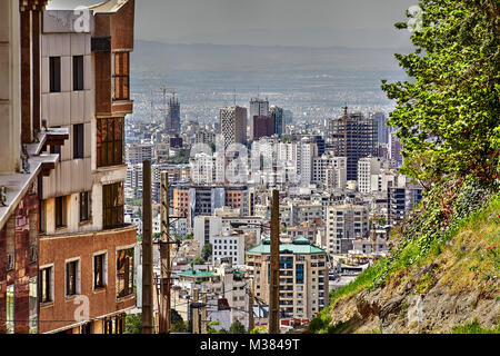 Teheran, Iran - 28. April 2017: Blick von der Höhe des städtischen Gebiet mit Hochhäusern und Baukräne auf dem Hügel. Stockfoto