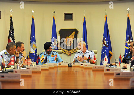 Us Air Force General Terrence J. O'Shaughnessy, Pacific Air Forces Commander, rechts, und der indischen Luftwaffe Air Chief Marshal Dhanoa Birender Singh, Chief der Mitarbeiter und ehrenamtlichen Dekan für 2017 Pacific Air Chiefs Symposium, Herausforderungen während des Indo-Asia diskutieren - Pazifik Region während eines Panels bei Joint Base Pearl Harbor-Hickam, New York, Sept. 26, 2017. Das Symposium ist der größte Anzahl von Air Chiefs sammeln über vom Indo-Asia - Pazifik für Dialog und soll die Zusammenarbeit mit unseren Verbündeten und Partnern zu erhöhen. (U.S. Air Force Foto/Tech. Sgt. Kamaile Casillas) 170926 Stockfoto