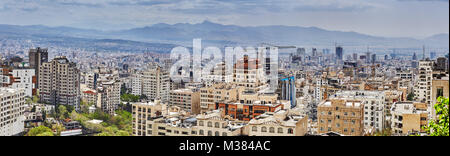 Teheran, Iran - 28. April 2017: Panorama der Stadt mit Hochhäusern und baukräne vor dem Hintergrund der Berge. Stockfoto