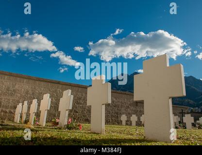 Marmor Kreuze auf dem Friedhof Stockfoto