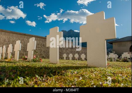 Marmor Kreuze auf dem Friedhof Stockfoto