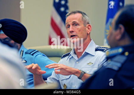 Us Air Force General Terrence J. O'Shaughnessy, Pacific Air Forces Commander, erörtert die Herausforderungen während des Indo-Asia-Pazifik während eines 2017 Pacific Air panel Leiter Symposium am Joint Base Pearl Harbor-Hickam, New York, Sept. 26, 2017. Das Symposium ist der größte Anzahl von Air Chiefs sammeln über vom Indo-Asia - Pazifik für Dialog und soll die Zusammenarbeit mit unseren Verbündeten und Partnern zu erhöhen. (U.S. Air Force Foto/Tech. Sgt. Kamaile Casillas) 170926-F-QA 288-0089 durch AirmanMagazine Stockfoto