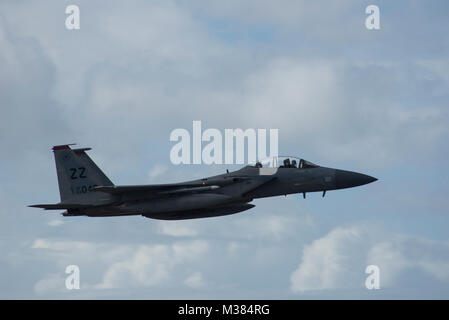 Ein US Air Force F-15 Eagle von der 67th Fighter Squadron zieht aus der Runway 12.10.2017, bei Kadena Air Base, Japan. Die F-15 kann durch eine oder zwei Piloten gleichzeitig betrieben werden, um höchste Leistung in jedem Szenario. (U.S. Air Force Foto von älteren Flieger Quay Drawdy) US Air Force F-15 Eagle von Kadena Air Base nimmt durch # FIRMA PACOM Stockfoto