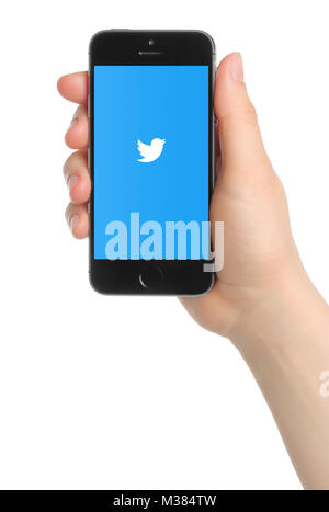 Kiew, Ukraine - 7. März 2015: Hand hält iPhone 5s Raum Grau mit Twitter Logo auf weißem Hintergrund. Twitter ist ein bekannter social networking Servic Stockfoto