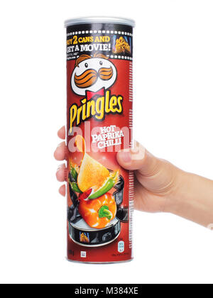 Kiew, Ukraine - 4. September 2017: Pringles original Kartoffelchips, in der Frau die Hand auf weißem Hintergrund. Pringles ist eine Marke der Kartoffel snack Chips eigene Stockfoto