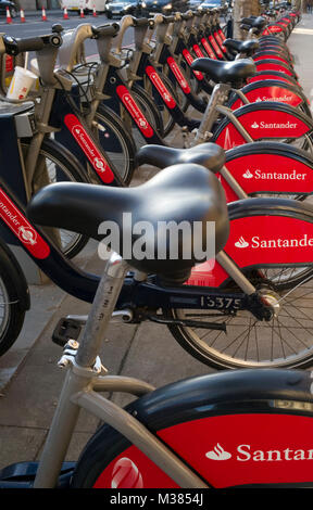 Boris Fahrräder, "mit Santander Branding, sind in ihren Regalen außerhalb des Victoria und Albert Museum, London, Großbritannien, 7. Februar 2018. Stockfoto