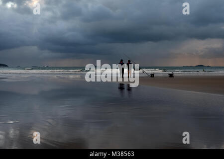 Zwei Männer der Seefischerei für Bass, Pollock oder Makrelen der Pembrokeshire Coast bei Whitesands in der Nähe von St David's im Südwesten von Wales. Stockfoto