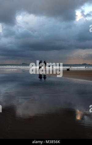 Zwei Männer der Seefischerei für Bass, Pollock oder Makrelen der Pembrokeshire Coast bei Whitesands in der Nähe von St David's im Südwesten von Wales. Stockfoto