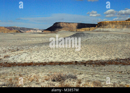 Eine Panoramalandschaft mit verschiedenen schönen Bergen und Mesas in der Wüste von Arizona. Stockfoto