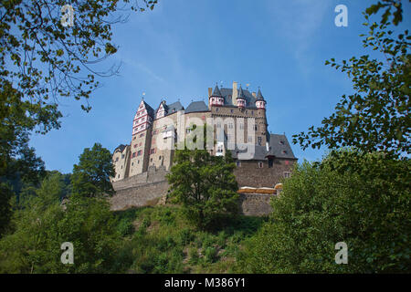 Burg Eltz, schöne mittelalterliche Burg in Wierschem, Muenstermaifeld, Südeifel, Eifel, Rheinland-Pfalz, Deutschland, Europa Stockfoto