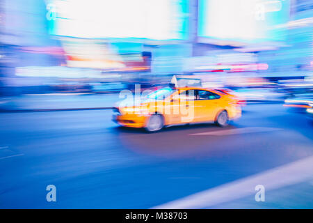 New York City - 21. März 2017: Gelbe taxi Geschwindigkeiten in einem New York City Street. Mit langen Verschlusszeiten für vorsätzliche Bewegungsunschärfe erschossen. Stockfoto