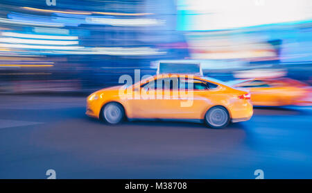 New York City - 21. März 2017: Gelbe taxi Geschwindigkeiten in einem New York City Street. Mit langen Verschlusszeiten für vorsätzliche Bewegungsunschärfe erschossen. Stockfoto