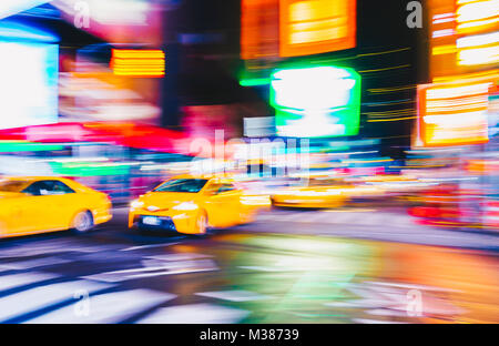 New York City - 21. März 2017: Gelbe taxi Geschwindigkeiten in einem New York City Street. Mit langen Verschlusszeiten für vorsätzliche Bewegungsunschärfe erschossen. Stockfoto