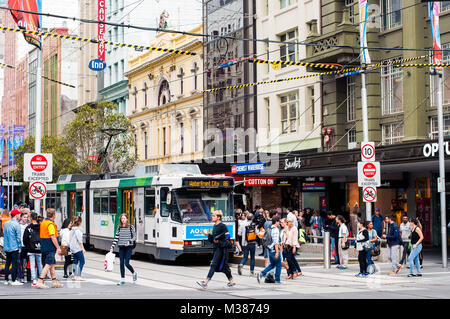 Fußgänger Bourtke Street Mall vor eine Straßenbahn an der Haltestelle, an der Ecke mit der Elizabeth Street, Melbourne, Australien Stockfoto