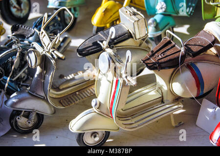 Miniaturen von berühmten italienischen Roller auch bekannt als Vespa Stockfoto