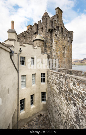 Einen kleinen Innenhof innerhalb der Mauern von Eilan Donan Castle, Dornie, Wester Ross in Schottland. Stockfoto