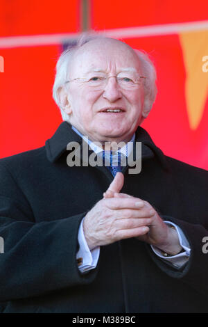 Irland Präsident Michael D Higgins besucht die Eire v Schottland, shinty Camogie international, in Ennis, Co. Clare, Irland gespielt. Stockfoto