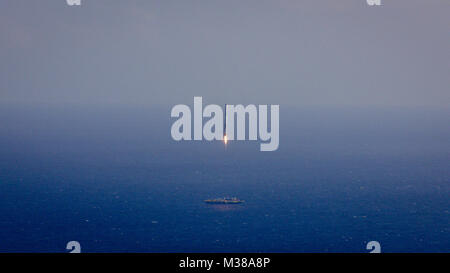 Während der CRS-6-Mission startete die Falcon-9-Rakete vom Kennedy Space Center und transportierte die Dragon-Kapsel zur Internationalen Raumstation. Die erste Rakete erreichte die ASDS-Plattform und demonstrierte damit die Fähigkeiten der SpaceX-Rakete. Stockfoto