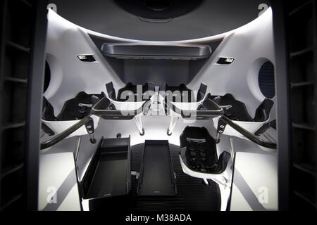 Das Innere der Crew Dragon war für den Transport von Astronauten zur Internationalen Raumstation (ISS) konzipiert. Nach dem Start vom Kennedy Space Center landete die Falcon 9-Rakete erfolgreich auf der ASDS und absolvierte einen kritischen Testflug. Stockfoto