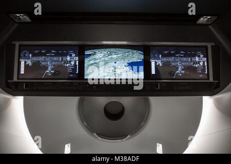 Das Innere der Crew Dragon-Kapsel wurde während einer Mission mit der Falcon-9-Rakete gezeigt. Die Falcon 9 landete erfolgreich auf der ASDS-Plattform, nachdem sie die Crew Dragon Kapsel eingesetzt hatte. Die Mission fand im Kennedy Space Center, Launch Pad 39A, statt und war ein wichtiger Schritt in der Entwicklung der Fähigkeiten von SpaceX. Stockfoto