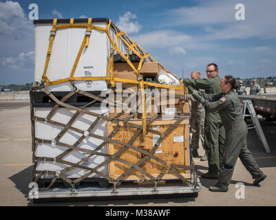 Schrittweite Monitore vom 187 Aeromedical Evacuation Squadron, beheben Mängel ihre Ladung Palette während des 153. Airlift Wing Cargo Deployment Funktion übung Aug 8, 2017, in Cheyenne, Wyo. Der Zweck dieser Übung ist es, die Fähigkeit der Flügel einen Gang zu jeder Einheit vorbereiten zu testen müsste bei der Einstellung in einem Bereitstellungsort. (Air National Guard Foto von älteren Flieger Herbst Velez) 170808-Z-Kl 704-005 durch wyoguard Stockfoto