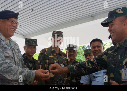 Chief Master Sgt. Melvin Yamamoto, Betriebsleiter, 154 Sicherheitskräfte, Münzen Philippine Air Force Master Sgt. Manuel Gálvez während ein Experte auf einem Austausch zwischen den HIANG und PAF, 12.08.15, 2017, Clark Air Base, Philippinen. Der Austausch war Teil des von der National Guard, Partnerschaft, Beziehungen durch militärische baut-zu-militärischen Engagements zur Unterstützung der Verteidigung Sicherheit Ziele. (U.S. Air National Guard Foto von älteren Flieger Orlando Corpuz) 170815-Z-PW 099-008 von Texas Air National Guard Stockfoto